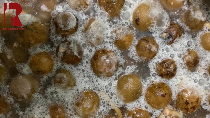 Dấu hiệu nhận biết rượu mơ vảy vàng có hết hạn sử dụng không